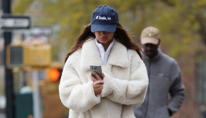 Njen kaput je sve što vam treba ove zime: Emili Rajtakovski prošetala ulicama Njujorka u modelu koji će žene obožavati