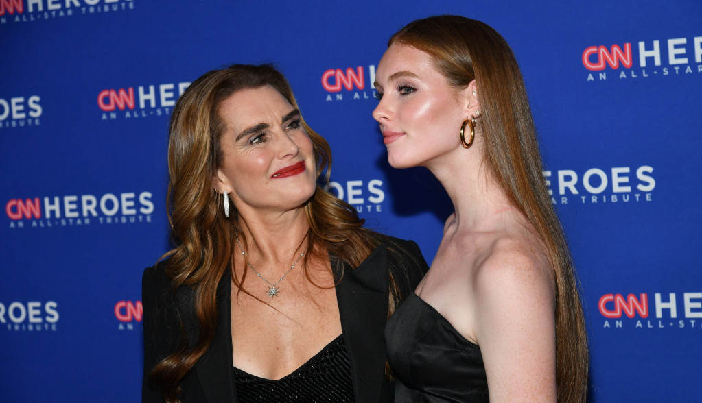 Ćerka Bruk Šilds osvaja lepotom: Tinejdžerka se pojavila na crvenom tepihu u majčinoj haljini starijoj je od nje same i zasenila sve oko sebe