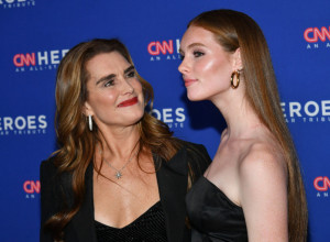 Ćerka Bruk Šilds osvaja lepotom: Tinejdžerka se pojavila na crvenom tepihu u majčinoj haljini starijoj je od nje same i zasenila sve oko sebe