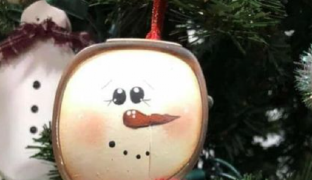 Ulepšajte jelku posebnim ukrasom: Pravi se lako uz stari predmet koji svi imaju kod kuće, slatko i kreativno!