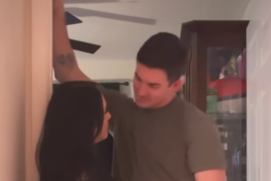 A onda se naslonio na vrata i...Žene padaju s nogu kada muškarci urade ovo, sitnica ali igra veliku ulogu!