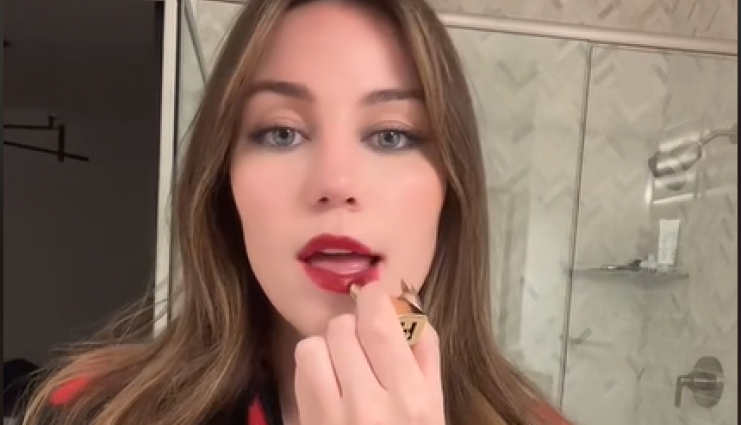 Šminkanje pre tuširanja je novi hit: Ovaj bizaran trend osvojio devojke, da li je vama ovo normalno?