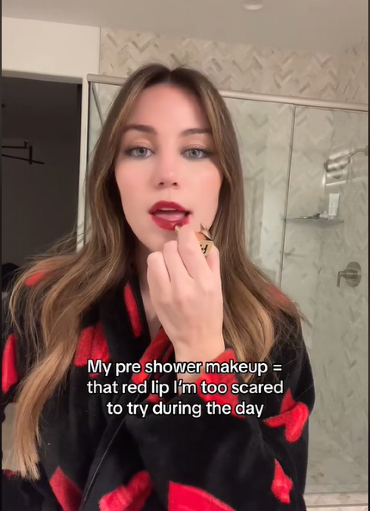 Šminkanje pre tuširanja je novi hit: Ovaj bizaran trend osvojio devojke, da li je vama ovo normalno?