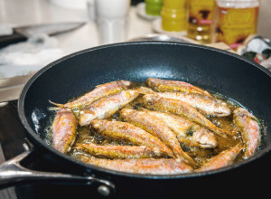 Da se miris ribe ne širi po celoj kući: Ako je pržite za ručak ili za slavu, uradite ovo i neće se uvući u sve stvari