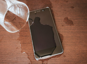 Pokvasili ste mobilni? Pirinač neće mnogo pomoći, ovo je najbolji način da ga spasite!