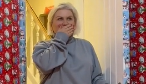 Nikad lepše iznenađenje za mamu: Sin je kupio 114 rolni ukrasnog papira i priredio porodici novogodišnju bajku