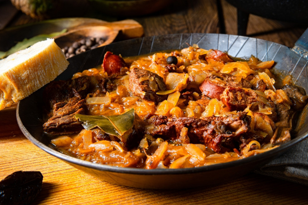 Starinski recept za podvarak: Kiseli kupus sa suvim rebrima je idealan zimski ručak, greje i dušu i telo!