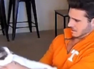Video koji je nasmejao 90 miliona ljudi: Čovek je uneo u kuću pogrešnog mačka i nastao je haos!