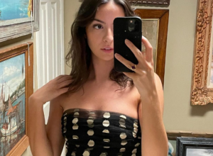 Ovaj genijalni trik je spas u poslednji čas: Kako da za samo minut dosadni autfit pretvorimo  u nešto specijalno