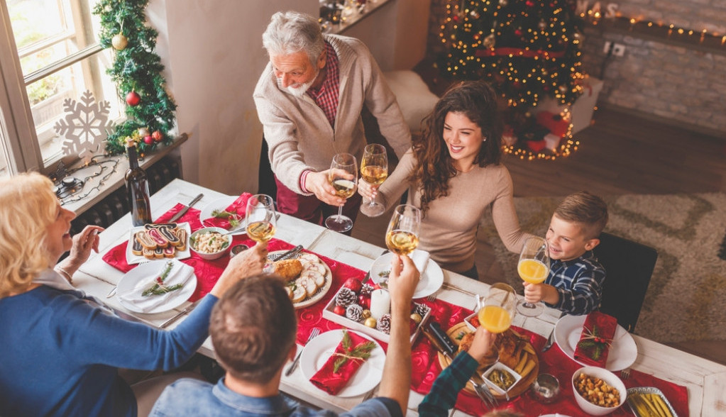 Hrana koju jedemo za praznike kod mnogih izaziva nadutost: Dijetolog otkriva sedam načina kako da se izborite sa ovim problemom