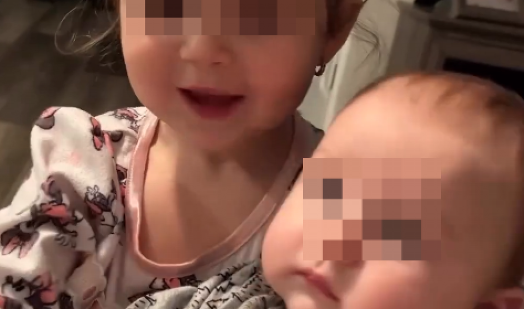 To je moja beba! Niko ne voli kao sestra, prigrlila brata i ne da ga ni mami ni tati