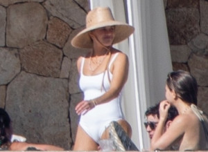 Riz Viterspun prvi put u javnosti nakon objave o razvodu: Blista u jednodelnom kupaćem kostimu, a u ovaj detalj su svi gledali