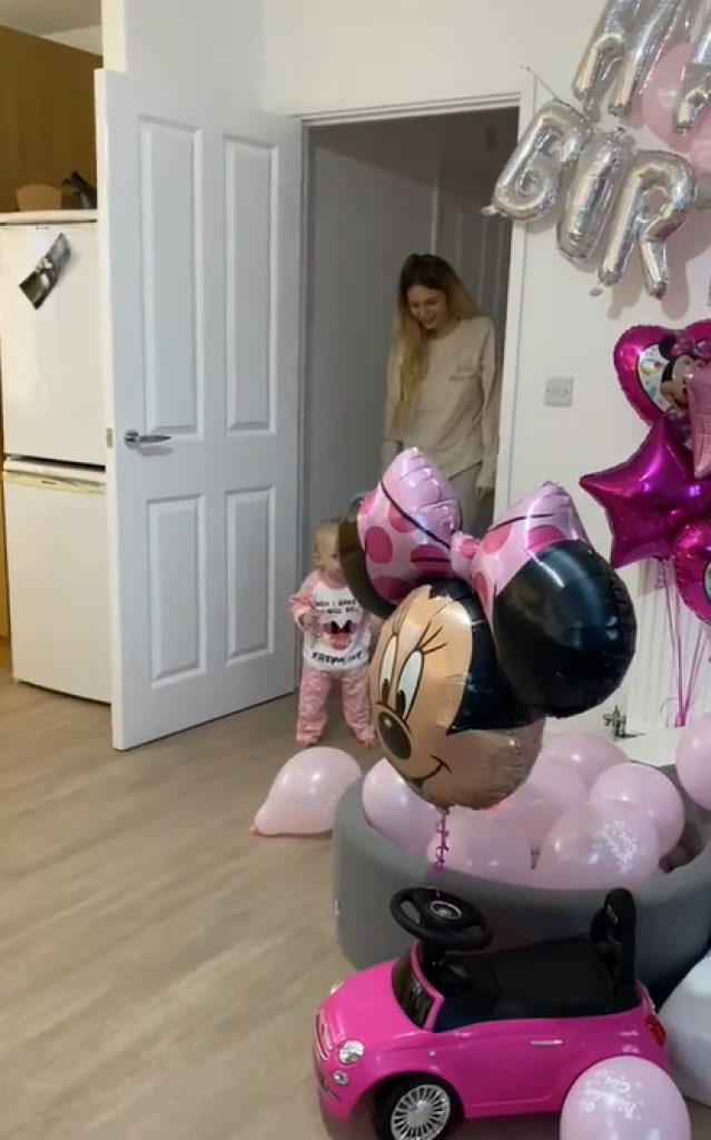 Ništa slađe danas nećete videti: Bebina reakcija na iznenađenje za prvi rođendan zapalila društvene mreže