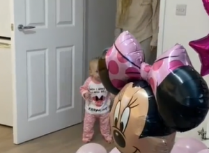 Ništa slađe danas nećete videti: Bebina reakcija na iznenađenje za prvi rođendan zapalila društvene mreže