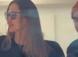 Da li je na pomolu nova ljubav? Anđelina Džoli uhvaćena sa nepoznatim muškarcem, šuška se da je opet zaljubljena