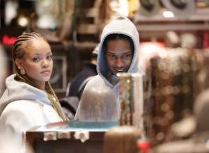 Rijana prošetala novu frizuru: Ona i njen partner u identičnim stajlinzima, ali svu pažnju odneli su njeni sinovi