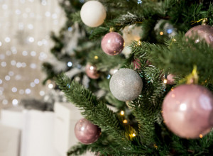 Drugačije i minimalnije: Novi trend ukrašavanja jelke preplavio društvene mreže, da li vam se dopada?