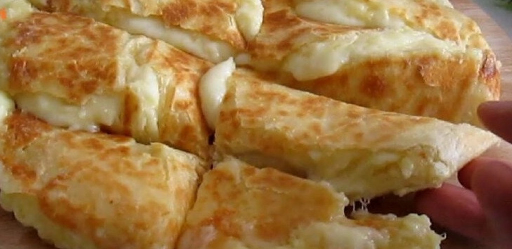 Jelo sa kojim valja započeti Novu godinu: Neka se na vašoj trpezi nađe domaćinska pita sa sirom i krompirom