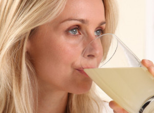 Žena je oduševljena ovim napitkom: Godinu dana je pila toplu vodu s limunom svako jutro, uopšte nije bila bolesna