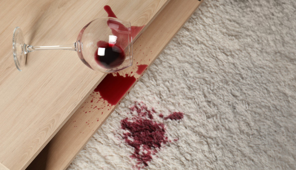Prosuli ste vino po tepihu tokom proslave? Evo kako da očistite fleku, treba vam samo jedan sastojak iz kuhinje