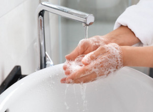 Pogrešno su nas učili: Da li pranje ruku u hladnoj ili toploj vodi uklanja više bakterija?