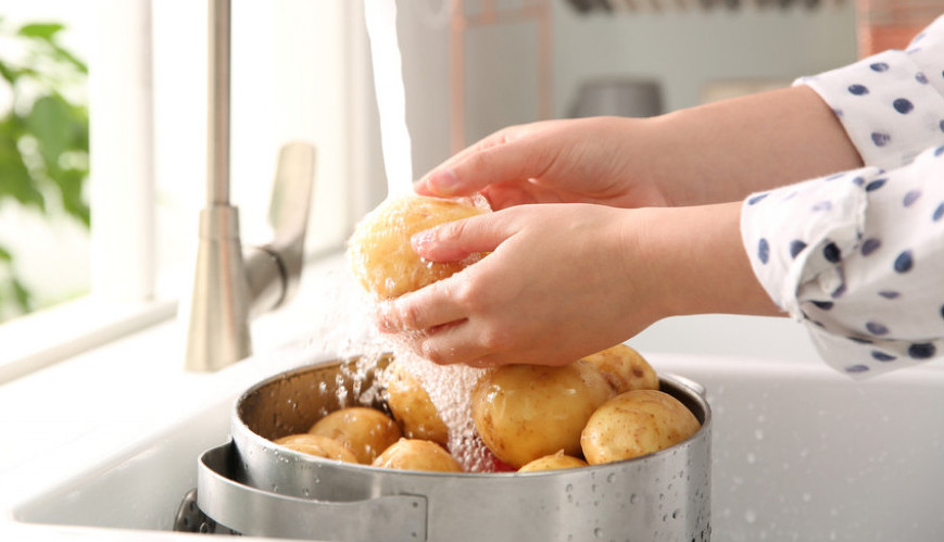 Kada se krompir kuva s korom? Za naše omiljeno jelo kuvari ga ne ljušte, jer zbog toga ima lepši ukus