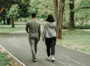 Isplati se! Evo šta se dešava u telu kada posle večere prošetate samo 15 minuta