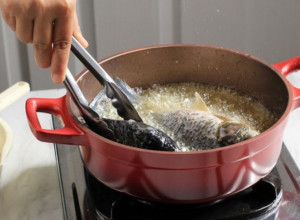 Savršeni trik: Ubacite pola kriške ovoga u tiganj dok pržite ribu i neutrališite miris, a poboljšajte ukus