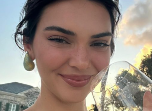 Kendal Džener izgleda kao boginja: U narandžastom bikiniju pokazala svoju zanosnu figuru, fotkama zapalila Instagram