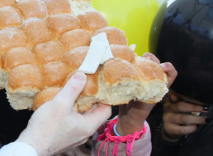 Skoro svi prave istu grešku: Evo šta se zaista radi sa novčićem iz česnice, sve drugo smatra se grehom