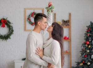 Poljubac ispod drevne biljke donosi sreću: Razmenu nežnosti nikako ne smete odbiti, a jedno uvek treba imati na umu!