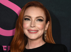 U dugoj haljini sa velikim prorezom privukla sve poglede: Lindzi Lohan se iznenada pojavila na premijeri kultnog filma