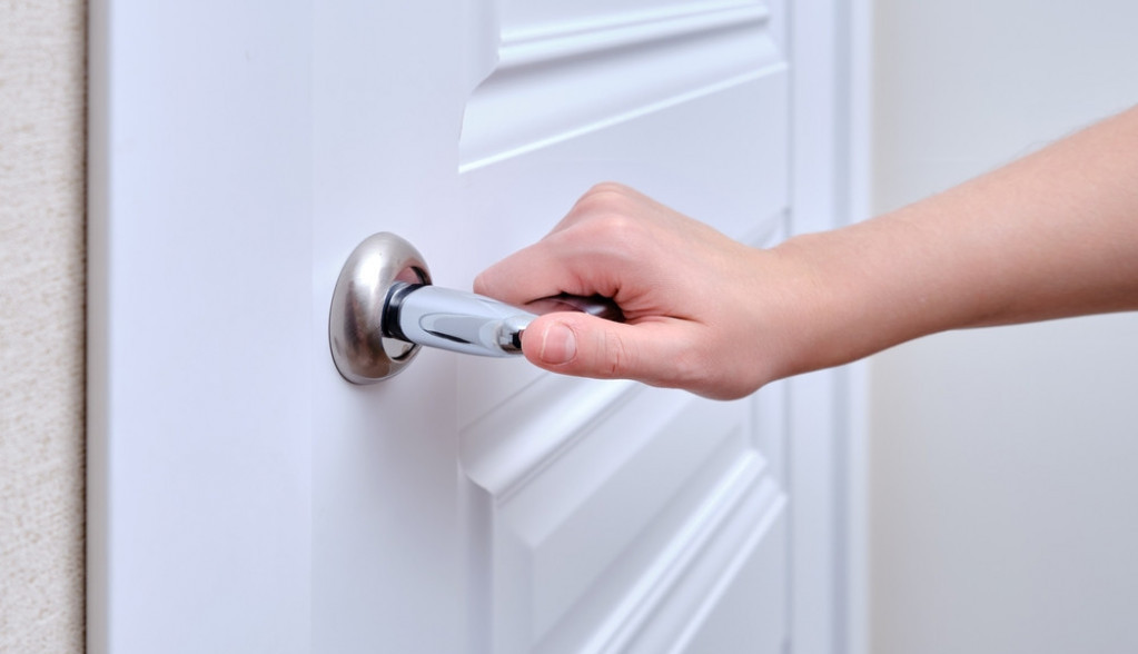 I vi ćete to uraditi kada čujete razlog: Evo zašto ljudi stavljaju aluminijumsku foliju na kvaku