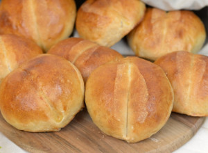 Brze pogačice sa sirom: Samo se umute i ispeku, na stolu su za 20 minuta, a neverovatno su mekane!