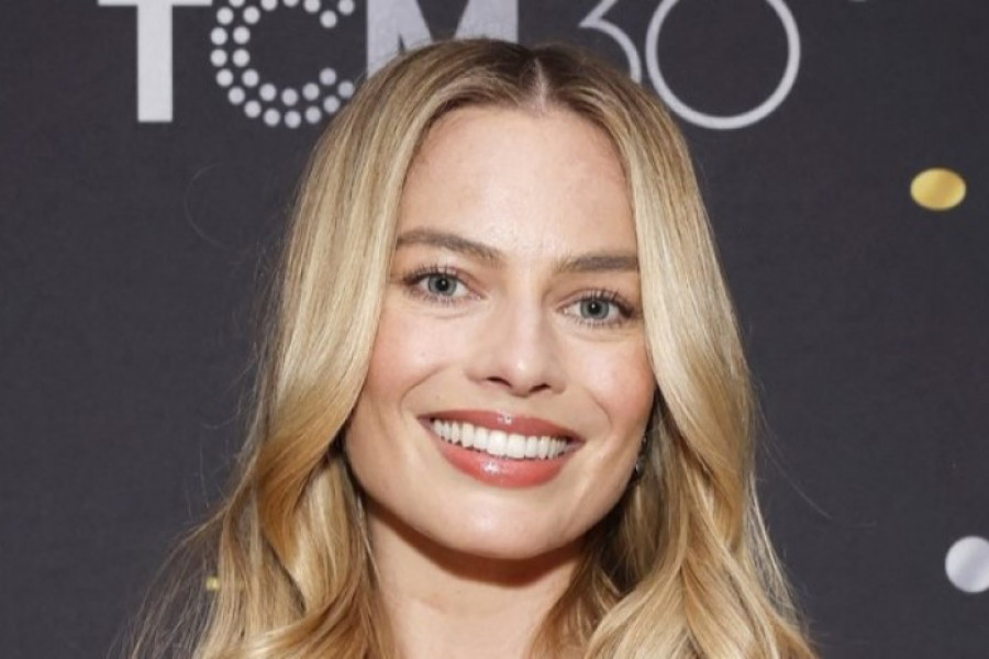 Margo Robi pokazala trudnički stomak: Utegla se u elegantnu haljinu i popela na štikle, ali svima je pažnju privuklo njeno lice!