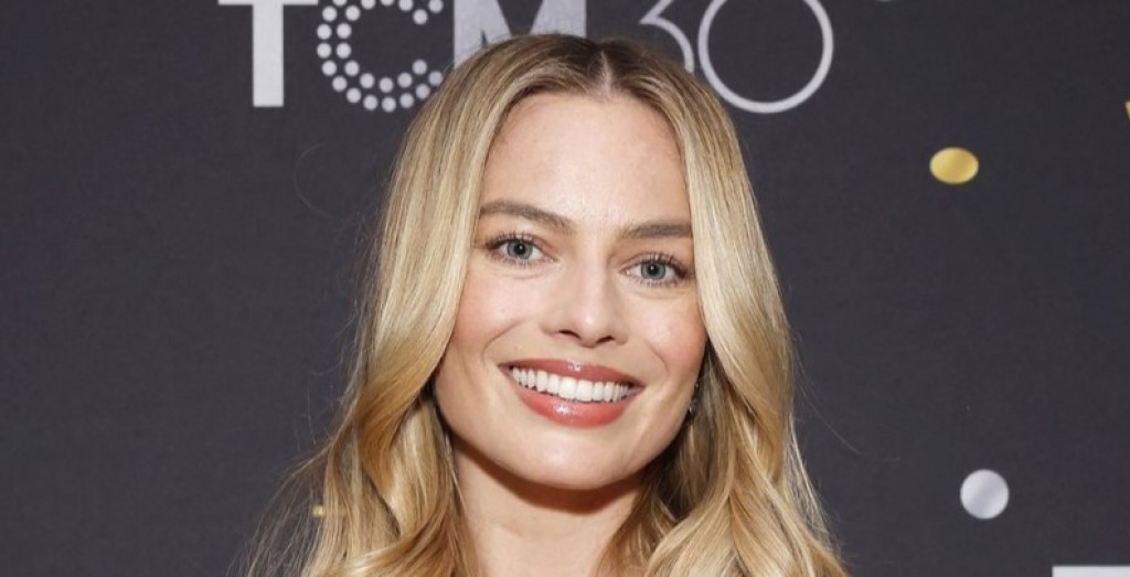 Margo Robi pokazala trudnički stomak: Utegla se u elegantnu haljinu i popela na štikle, ali svima je pažnju privuklo njeno lice!