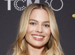 Krem boja za leto: Margo Robi zablistala u elegantnom autfitu, od roze ni traga ni glasa