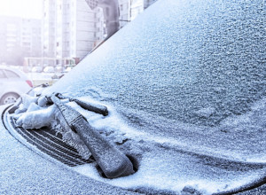 Odmrznite šoferšajbnu za nekoliko sekundi: Uradite ovo i nećete više cupkati oko kola