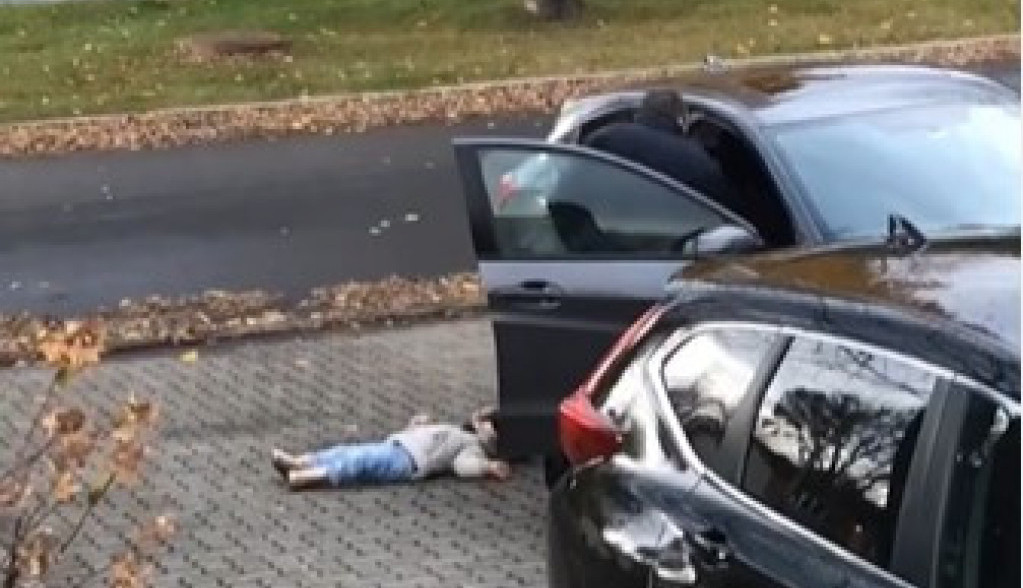Da li je otac dobro postupio? Dete je besno izašlo iz kola i leglo na beton, a njegov tata je ovako reagovao