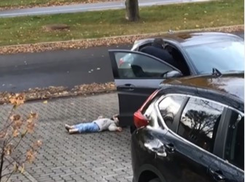 Da li je otac dobro postupio? Dete je besno izašlo iz kola i leglo na beton, a njegov tata je ovako reagovao