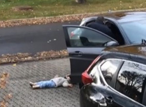 Da li je otac dobro postupio? Dete je besno izašlo iz kola i leglo na beton, a njegov tata je ovako reagovao