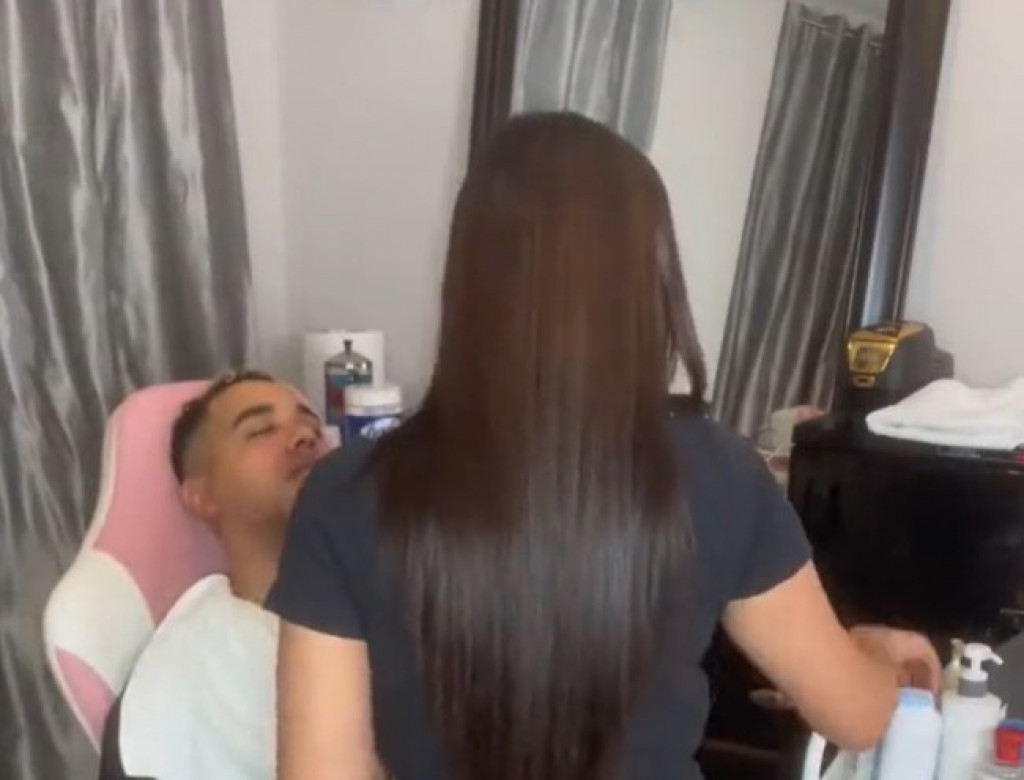 Pronašla neodljiv način: Vera ovako šiša i brije muškarce i u salonu joj je uvek gužva!