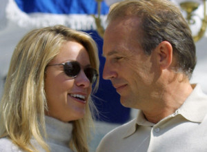 Prvo ga opelješila, pa mu smuvala druga: Bivša žena Kevina Kostnera uživa u ljubavi, snimljeni u izlasku