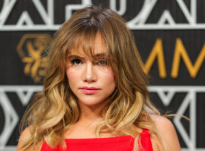 Suki Voterhaus u spektakularnom izdanju: Crvena haljina golih leđa istakla je njen trudnički stomak, zasenila sve prisutne