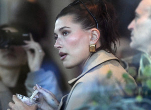 Nevolje u raju: Hajli Biber se pojavljuje bez Džastina Bibera, njen izraz lica govori sve, da li sledi razvod slavnog para?