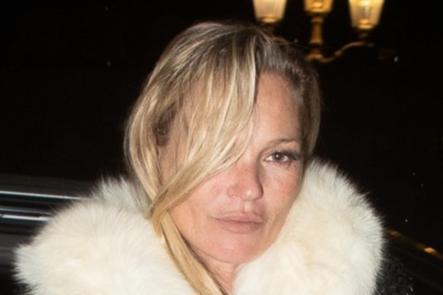 Žena bomba: Kejt Mos je proslavila 50. rođendan, a niko joj ne bi dao više od 30, očarala u elegantnoj haljini do poda!