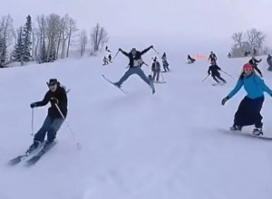 Ovakvo venčanje niste videli: Nema kolone automobila, ni sirena, a svi svatovi jure mladu!
