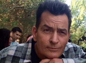 Zvezda serije "Dva i po muškarca" postaje samohrani otac? Čarli Šin podneo zahtev o starateljstvu blizanaca, evo šta očekuje od bivše žene