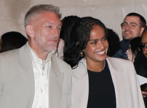 Sa 30 godina mlađom prvi put na crvenom tepihu: Osmesi Vinsenta Kasela i manekenke otkrivaju koliko su zaljubljeni