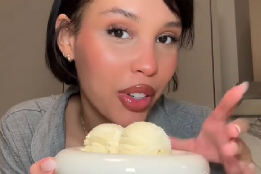 "Odbijam da verujem da je ovo lepo": Ceo internet jede sladoled od vanile na ovaj način zahvaljujući kontroverznoj pevačici, vredi li probati?